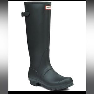 Hunter rain boots in matte black